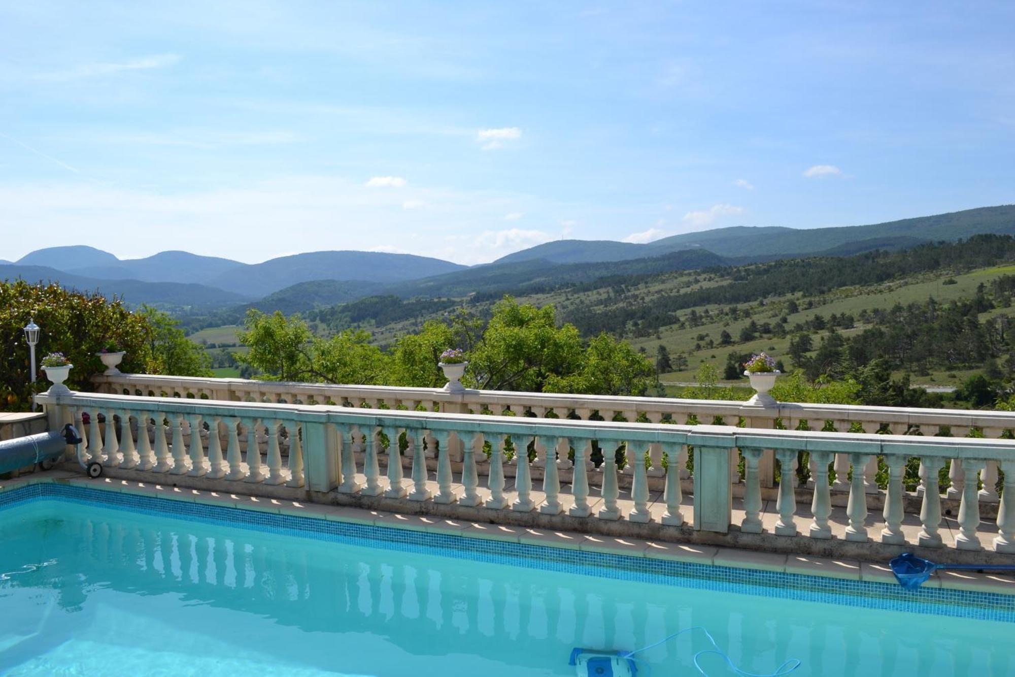 Logis Hotel Le Vieil Amandier Trigance Esterno foto