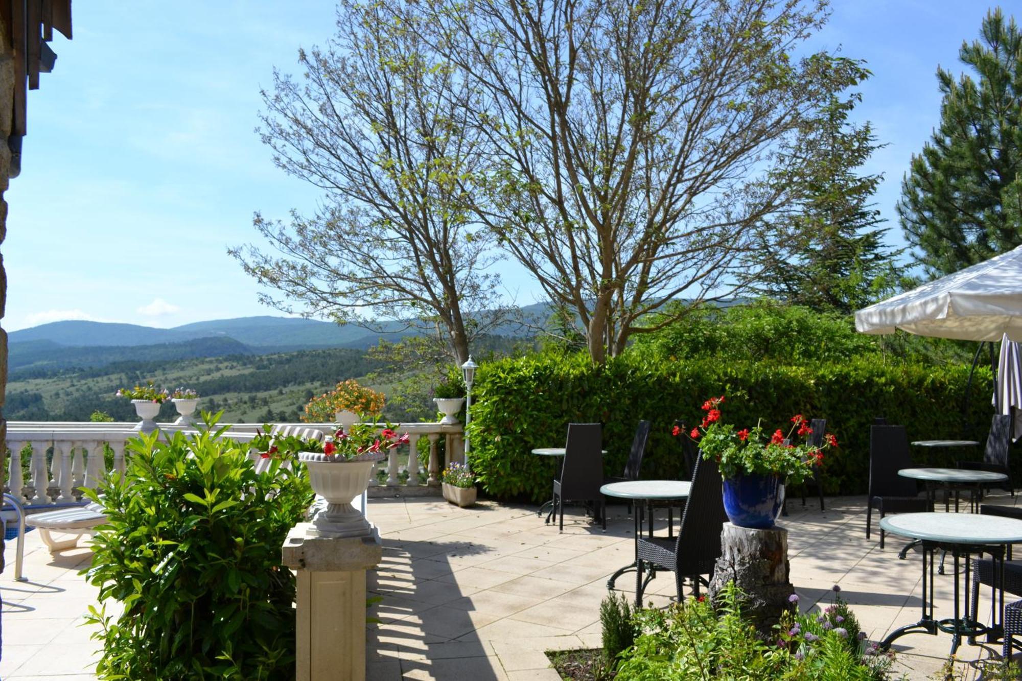 Logis Hotel Le Vieil Amandier Trigance Esterno foto