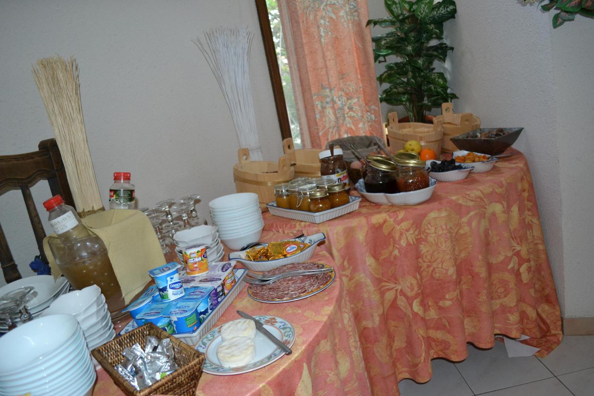 Logis Hotel Le Vieil Amandier Trigance Esterno foto