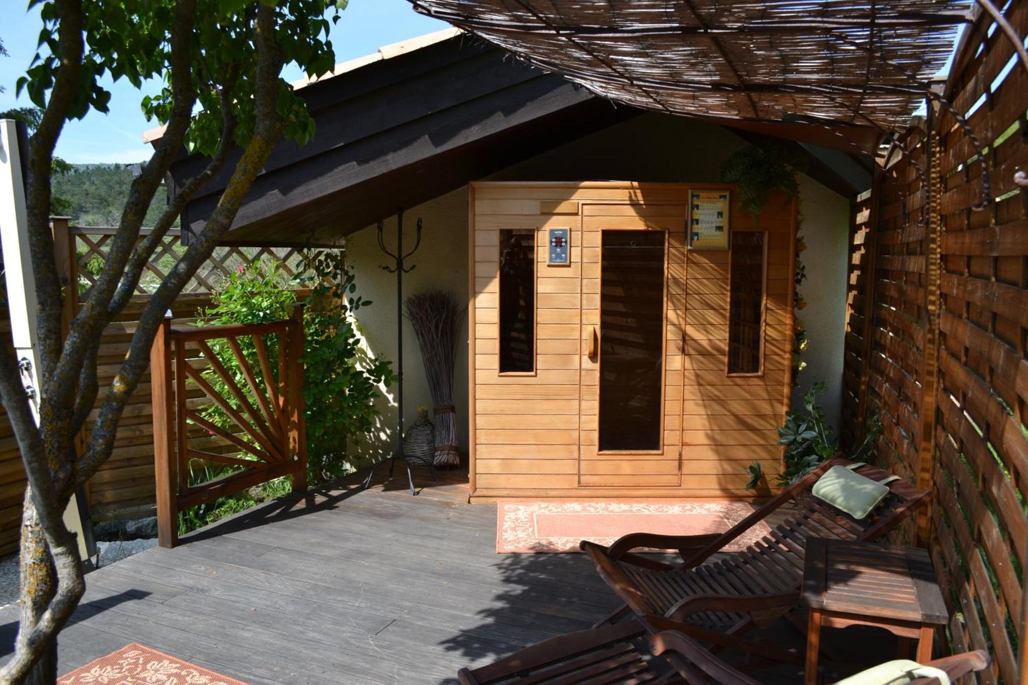Logis Hotel Le Vieil Amandier Trigance Esterno foto
