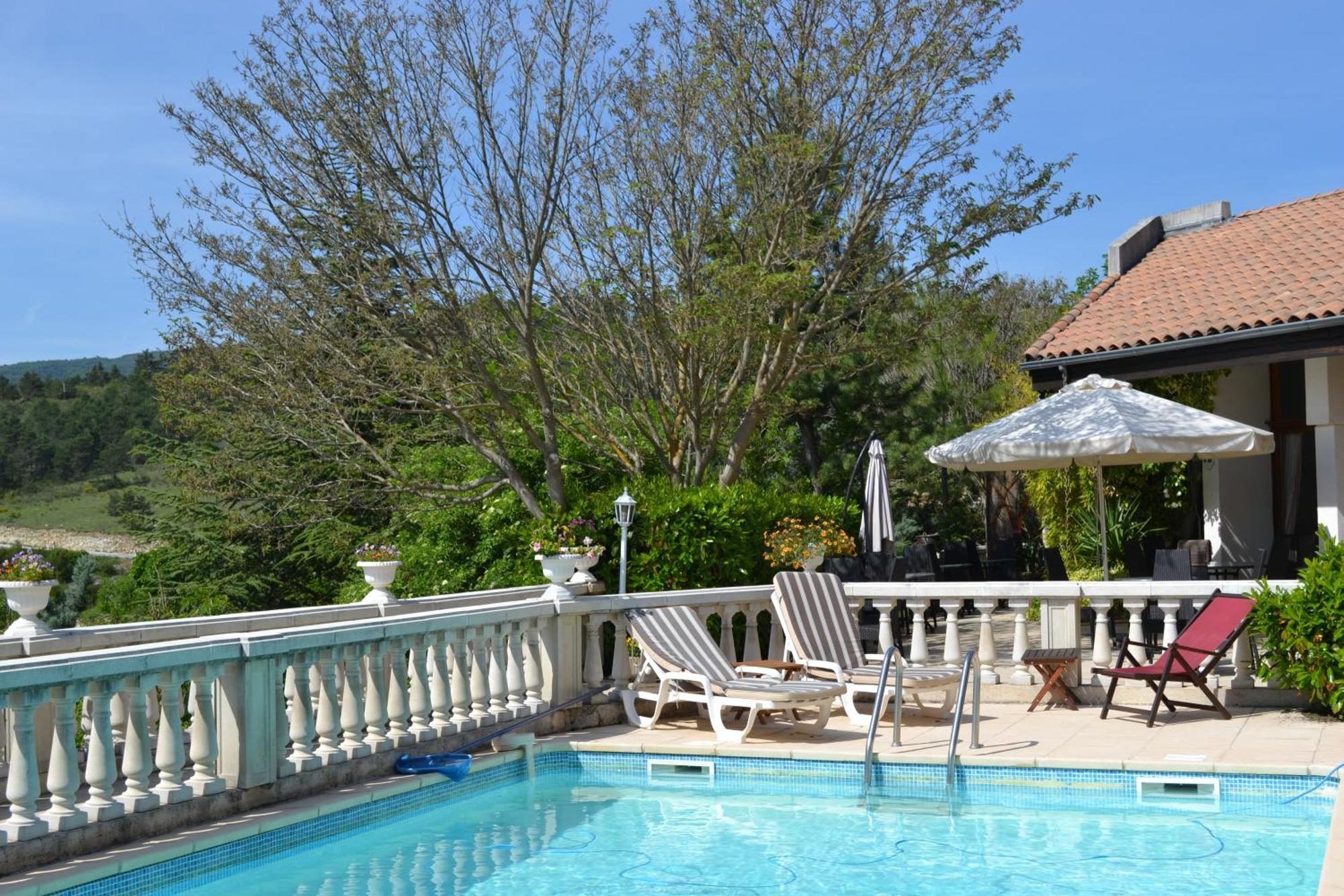 Logis Hotel Le Vieil Amandier Trigance Esterno foto