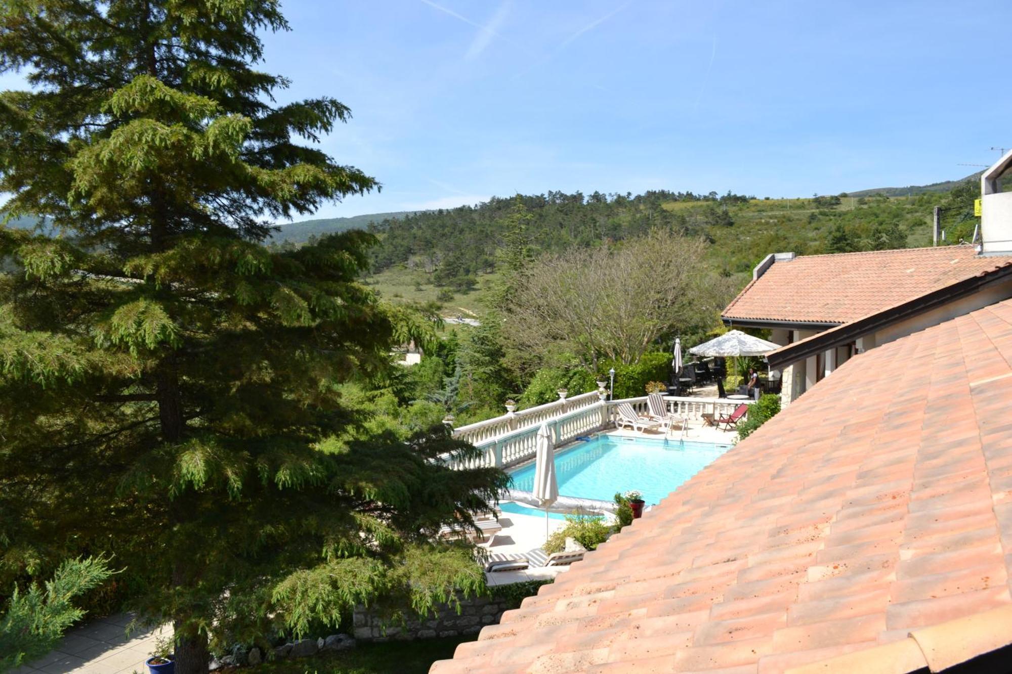 Logis Hotel Le Vieil Amandier Trigance Esterno foto