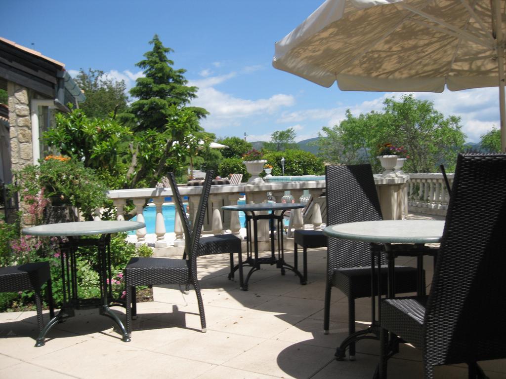 Logis Hotel Le Vieil Amandier Trigance Esterno foto